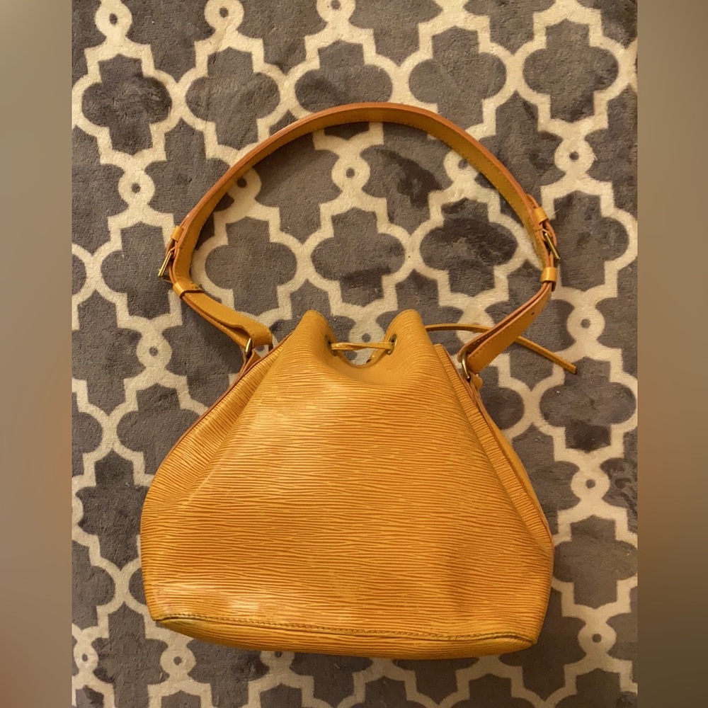 Authentic Louis Vuitton Noe Epi MM bag in canary colour - Picture 12 of 16